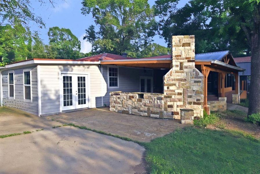 Exterior details and patio area of a home in , Yantis (Image 4).