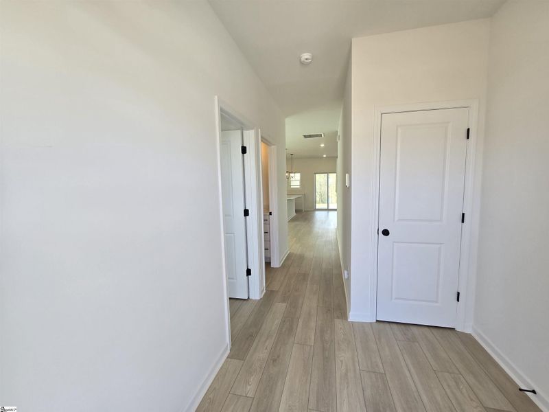 Spacious, unfurnished interior of a new home in Shiloh Trail, Wellford (Image 16).