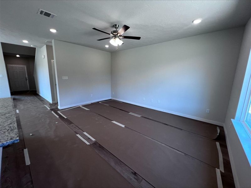 Spacious, unfurnished interior of a new home in Sterling Ridge, Huntsville (Image 4).