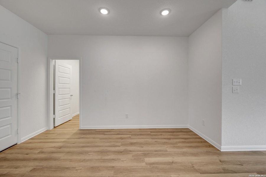 Spacious, unfurnished interior of a new home in Mesquite Ridge, San Antonio (Image 21).