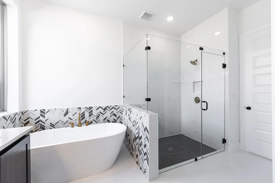 Deerfield II E Primary bath