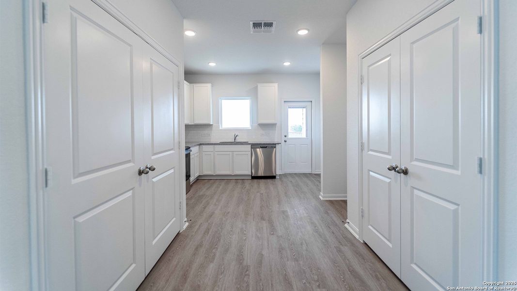 Spacious, unfurnished interior of a new home in Katzer Ranch, Converse (Image 7).