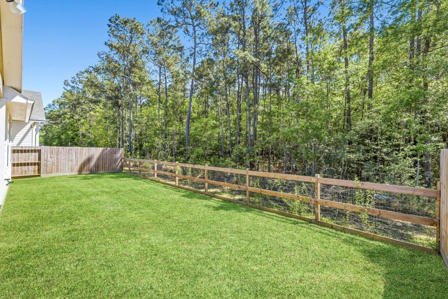 Exterior details and patio area of a home in , Anahuac (Image 4).