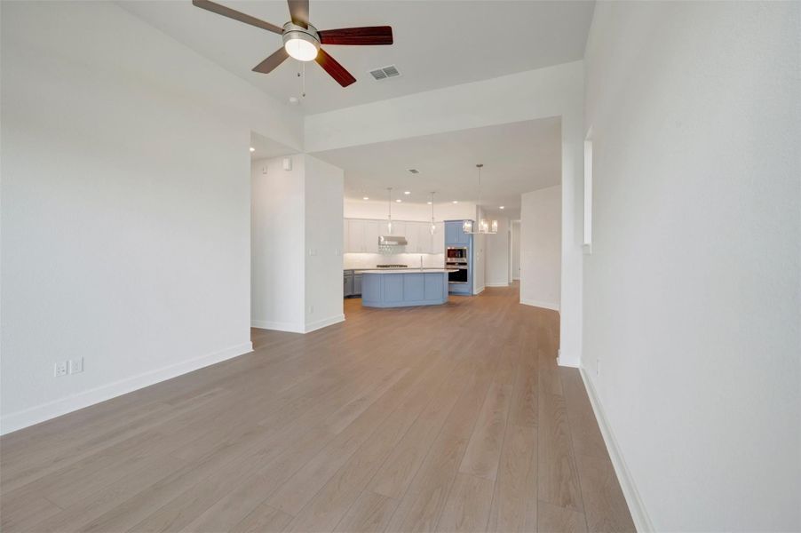 Spacious, unfurnished interior of a new home in Sienna - Grove Collection, Missouri City (Image 17).