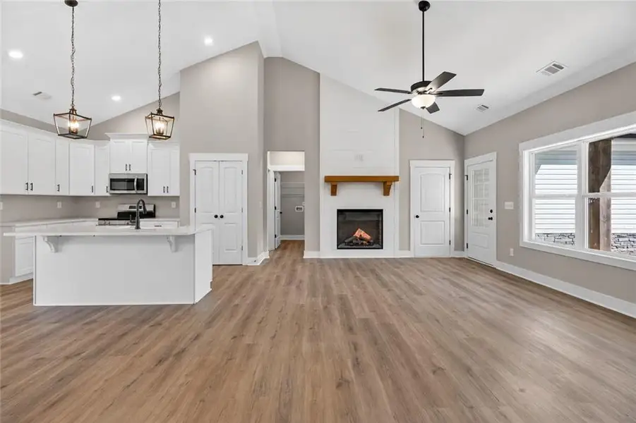 Spacious, unfurnished interior of a new home in , Dallas (Image 29).