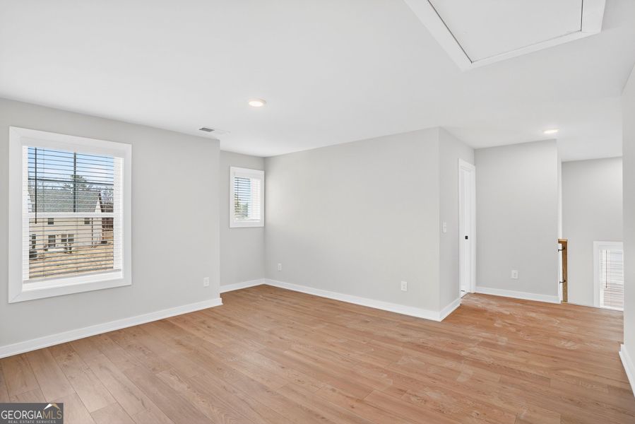 Spacious, unfurnished interior of a new home in The Fairways at Mirror Lake, Villa Rica (Image 37).