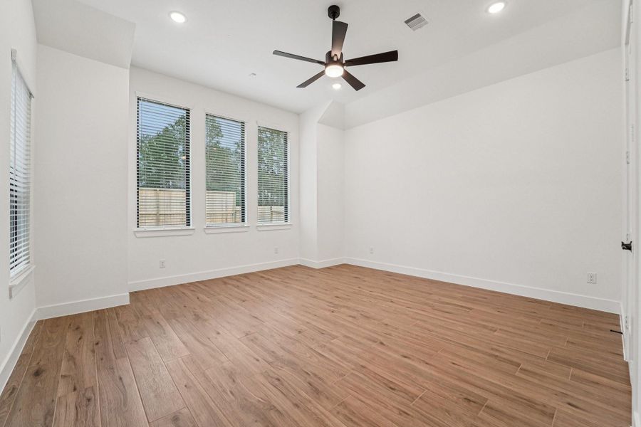 Spacious, unfurnished interior of a new home in Evergreen, Conroe (Image 27).