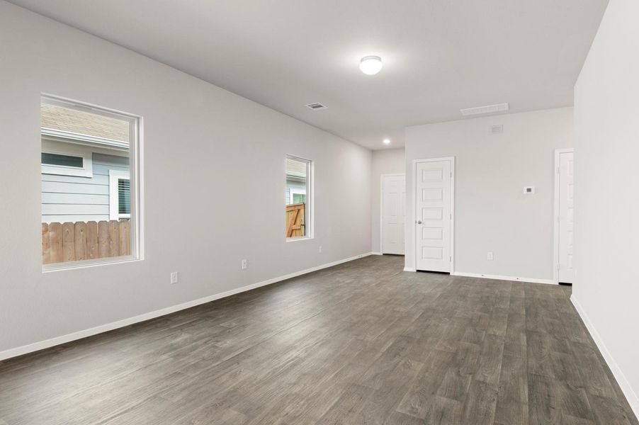 Spacious, unfurnished interior of a new home in Cloverleaf, Austin (Image 24).