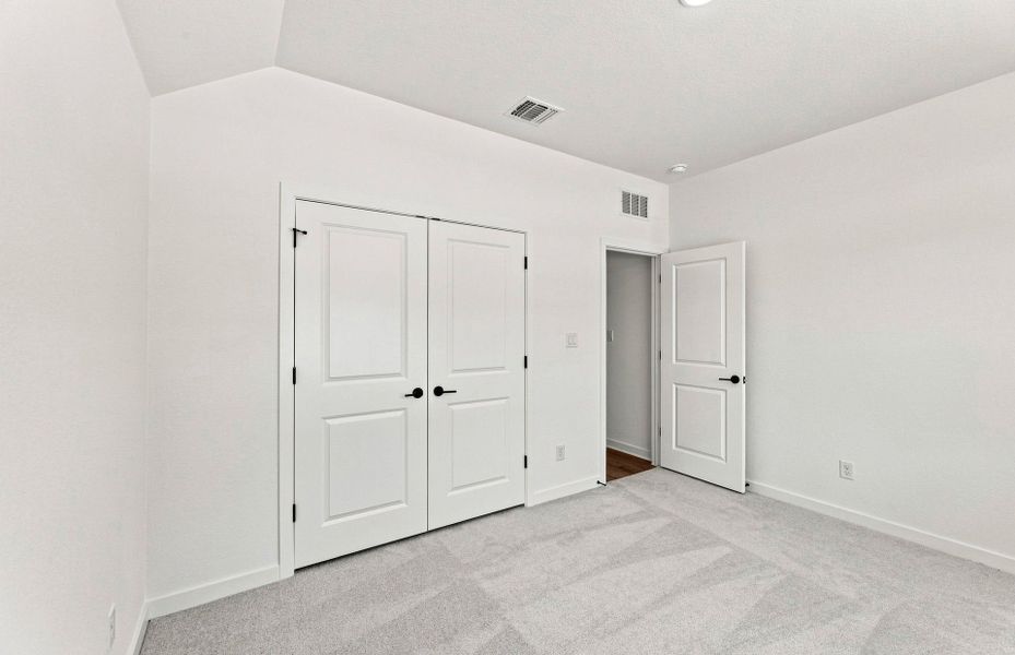 Representative unfurnished interior of a home built from the Elliott by Pulte Homes in Crescent Bluff, Georgetown (Image 17).