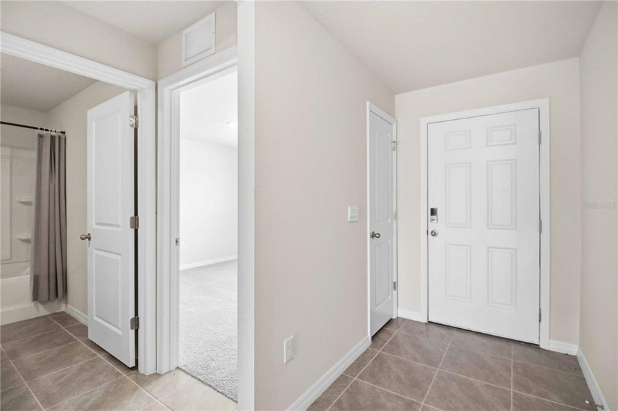 Spacious, unfurnished interior of a new home in Mandarin Grove, Palmetto (Image 37).