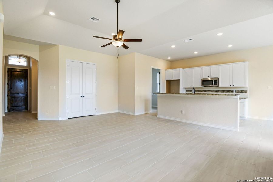 Spacious, unfurnished interior of a new home in Comanche Ridge, San Antonio (Image 14).