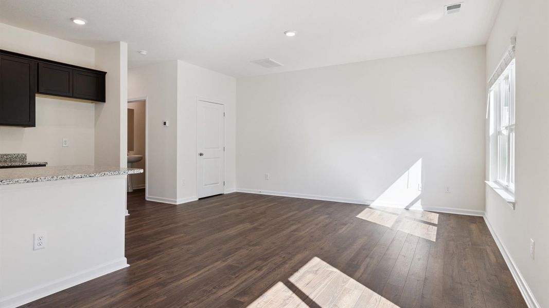 Spacious, unfurnished interior of a new home in Cherokee Crossing, Kodak (Image 10).