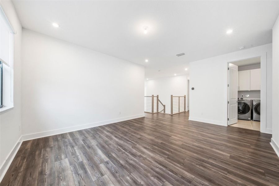 Spacious, unfurnished interior of a new home in , Pembroke Pines (Image 15).