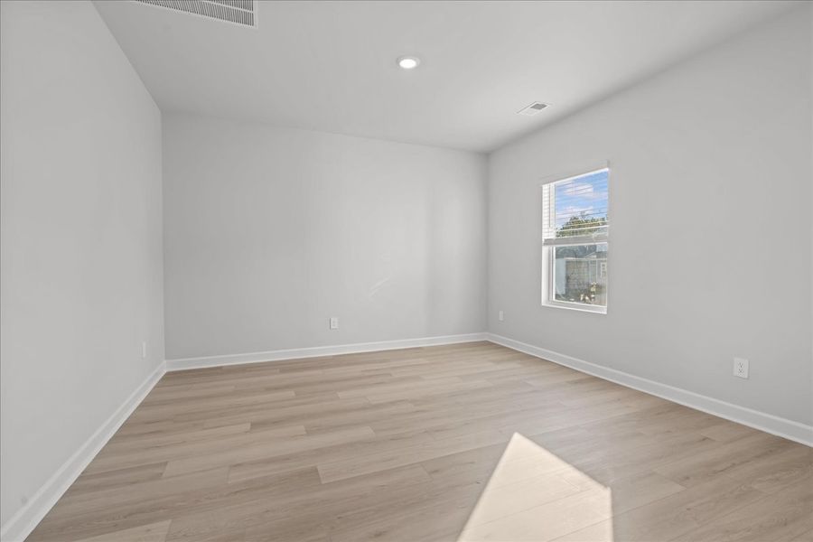 Spacious, unfurnished interior of a new home in Brayfield Manor - Signature Collection, Wellford (Image 12).