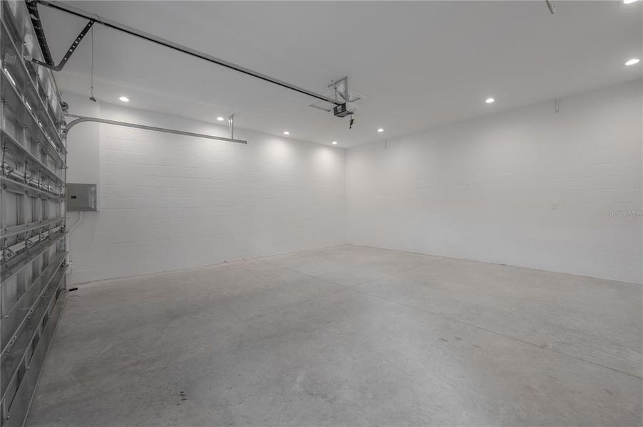 Spacious, unfurnished interior of a new home in , Tampa (Image 41).