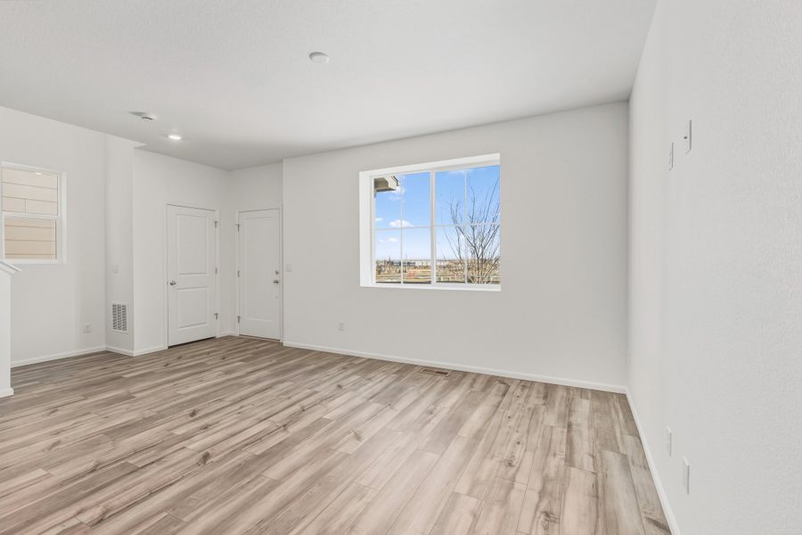 Spacious, unfurnished interior of a new home in Windler, Aurora (Image 9).