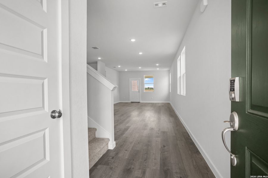 Spacious, unfurnished interior of a new home in Mesa Vista, San Antonio (Image 17).