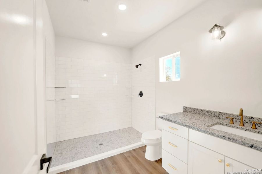 Furnished interior view inside a new home in , Hondo (Image 13).