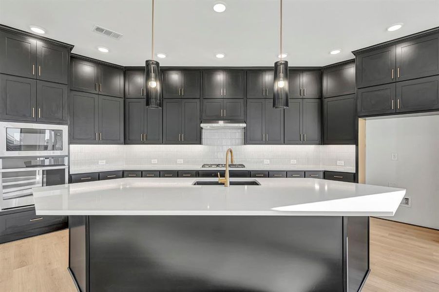 Furnished interior view inside a new home in Myrtle Creek, Waxahachie (Image 16). Furnished interior view inside a new home in Myrtle Creek, Waxahachie (Image 16).