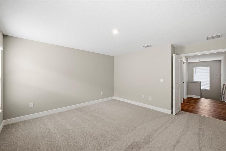 Spacious, unfurnished interior of a new home in , St. Petersburg (Image 29).