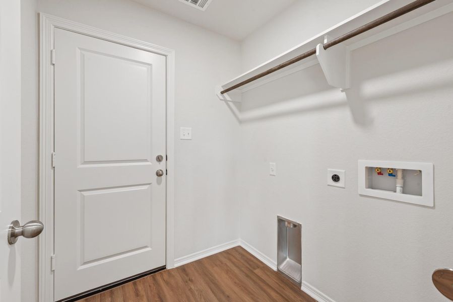 Spacious, unfurnished interior of a new home in , Navasota (Image 23).