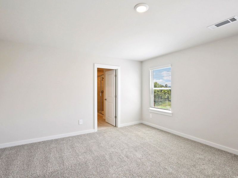 Spacious, unfurnished interior of a new home in Wyncliff, Clarksville (Image 9).