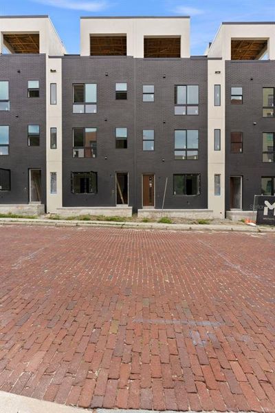 Condo located in Tampa, FL showcasing its design and architecture (Image 5).