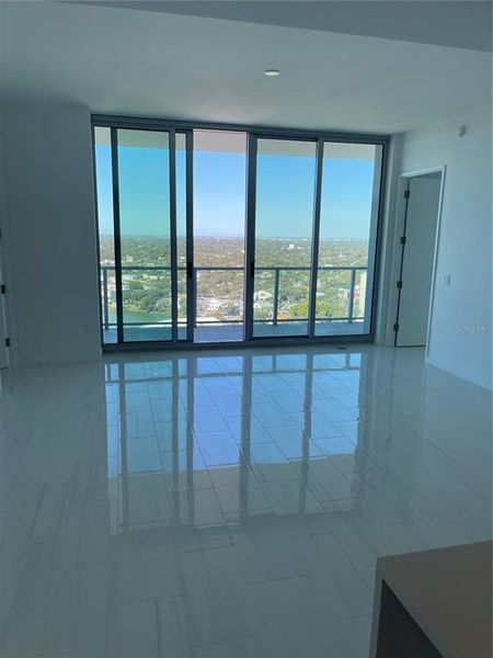 Spacious, unfurnished interior of a new home in , St. Petersburg (Image 9).