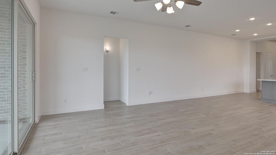 Spacious, unfurnished interior of a new home in Alsatian Oaks 50', Castroville (Image 15).