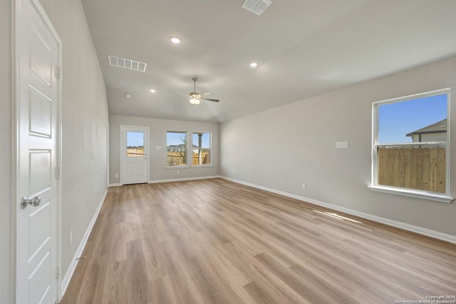 Spacious, unfurnished interior of a new home in Park Place, New Braunfels (Image 12).