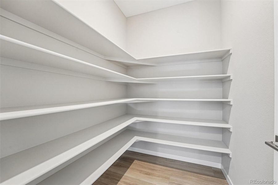 OVERSIZED WALK-IN PANTRY