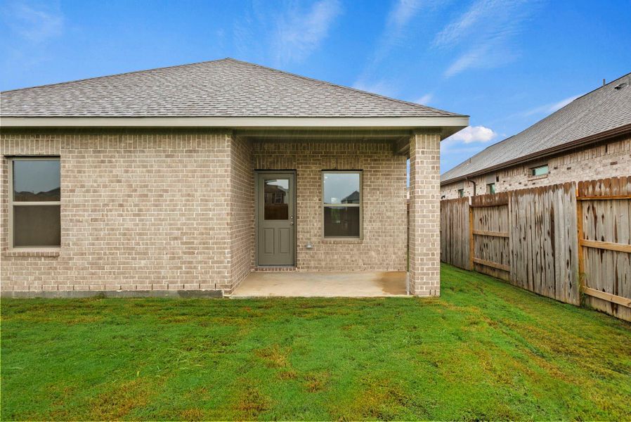 Exterior details and patio area of a home in Creekhaven, Rosharon (Image 3).