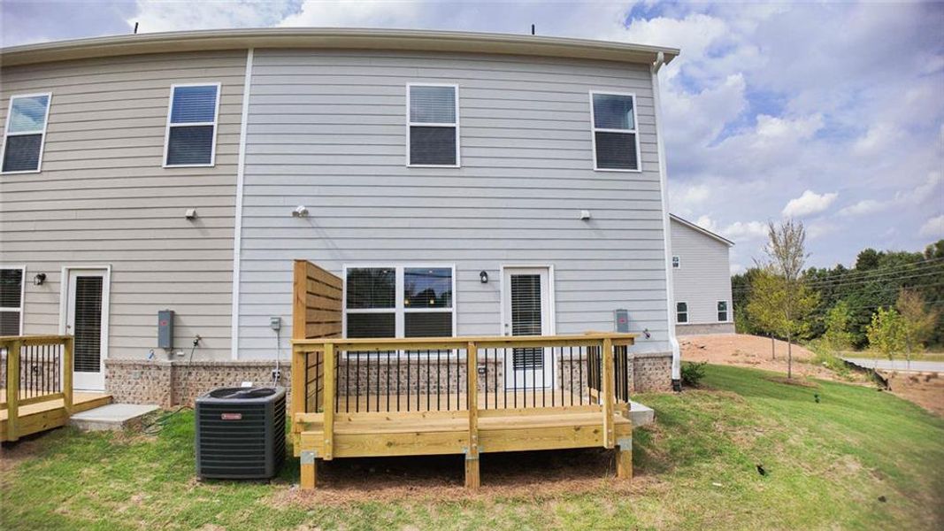 Exterior details and patio area of a home in Franklin Manor, Lawrenceville (Image 14).