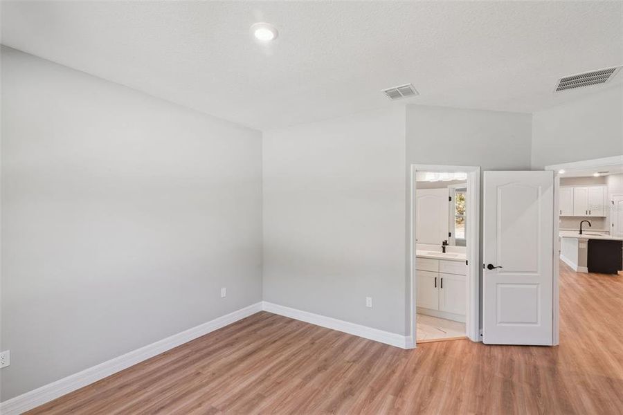 Spacious, unfurnished interior of a new home in , Homosassa (Image 16).