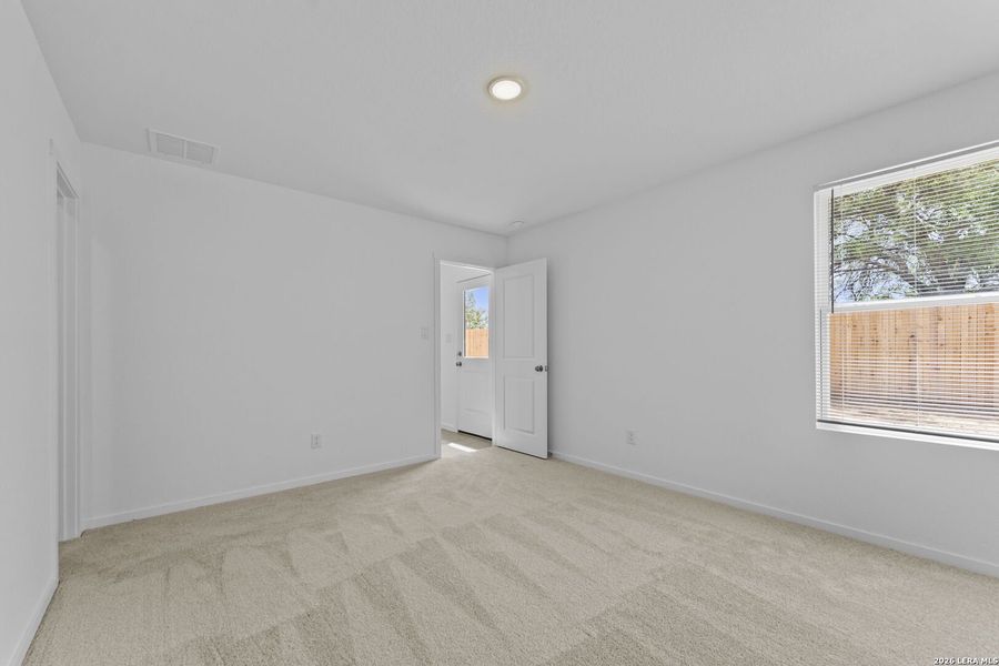Spacious, unfurnished interior of a new home in Guadalupe Ridge, New Braunfels (Image 23).