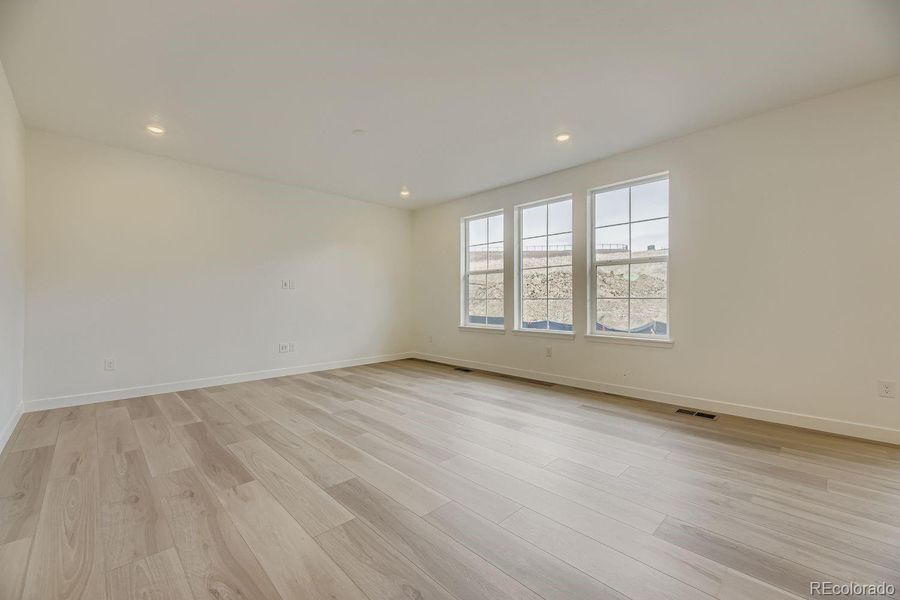 Spacious, unfurnished interior of a new home in Ken-Caryl Ranch, Littleton (Image 19).
