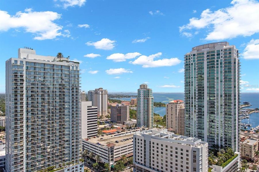 Condo located in St. Petersburg, FL showcasing its design and architecture (Image 15).