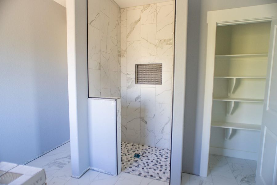 Spacious, unfurnished interior of a new home in , Navasota (Image 13).