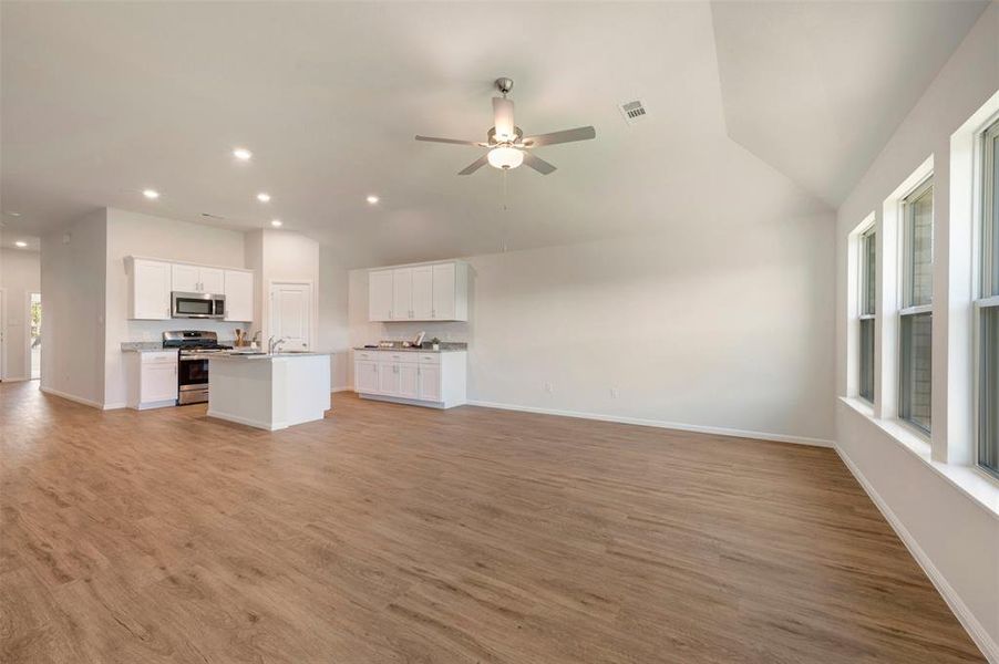 Spacious, unfurnished interior of a new home in Tarrytown, Crowley (Image 24).