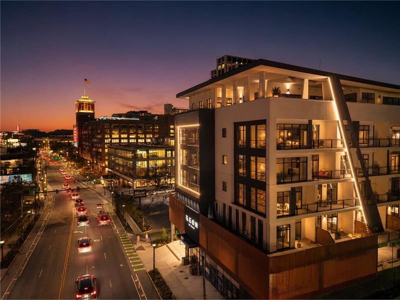 Condo located in Atlanta, GA showcasing its design and architecture (Image 5).
