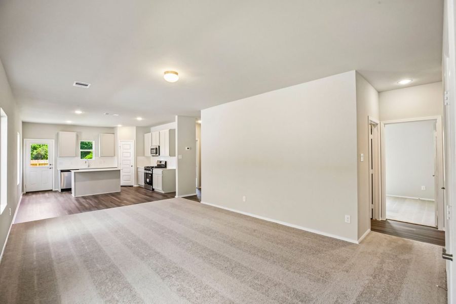Spacious, unfurnished interior of a new home in Mustang Meadows, Waller (Image 12).