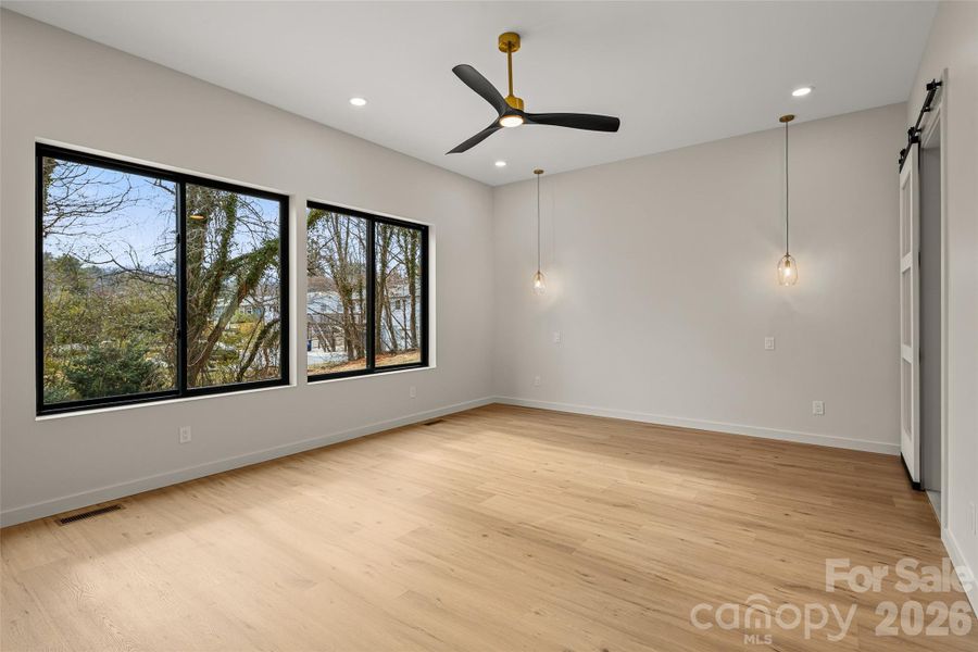 Spacious, unfurnished interior of a new home in , Asheville (Image 27).
