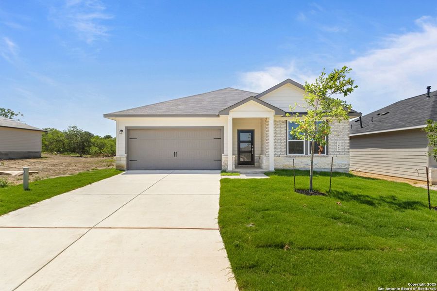 Front exterior of a new home in Horizon Pointe, Converse, TX, highlighting curb appeal (Image 89).