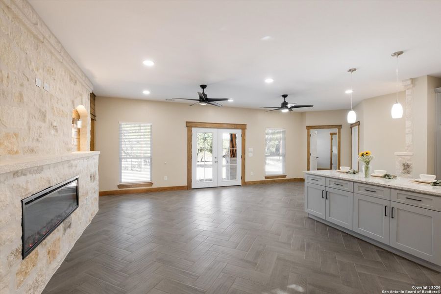 Spacious, unfurnished interior of a new home in , Bandera (Image 17).