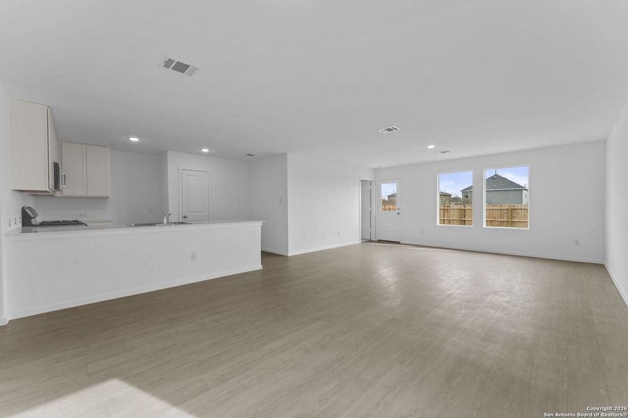 Spacious, unfurnished interior of a new home in Voss Farms, New Braunfels (Image 20).