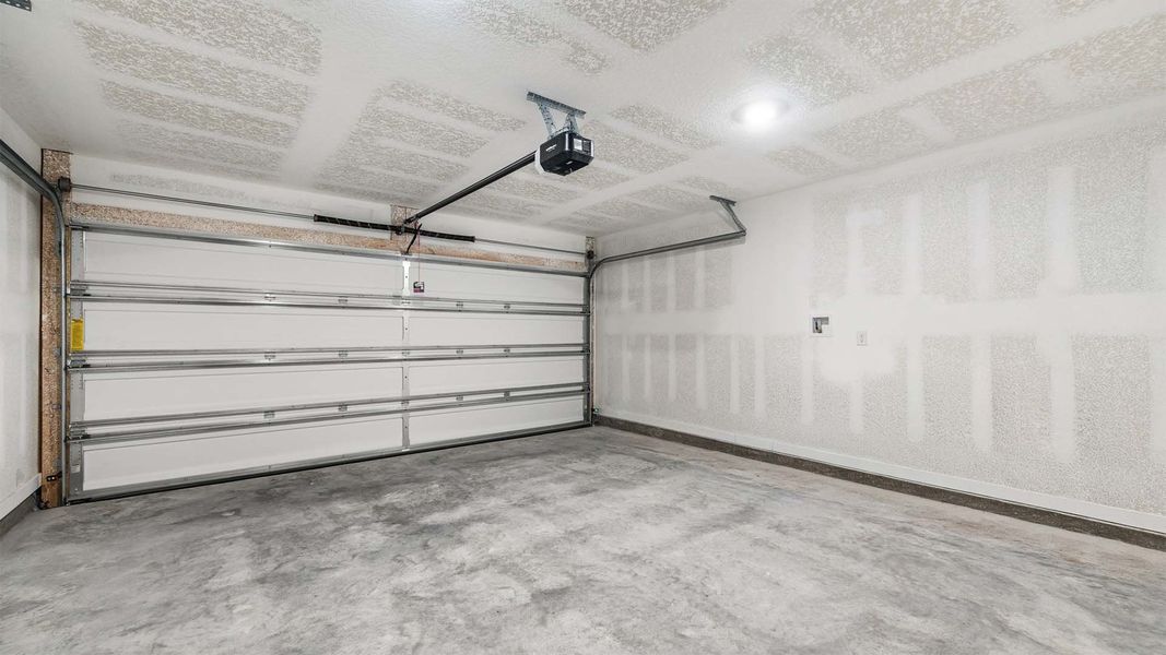 Spacious, unfurnished interior of a new home in Sunny Hills, Chipley (Image 32).