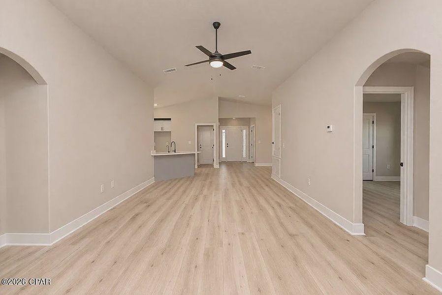 Spacious, unfurnished interior of a new home in College Station, Panama City (Image 6).