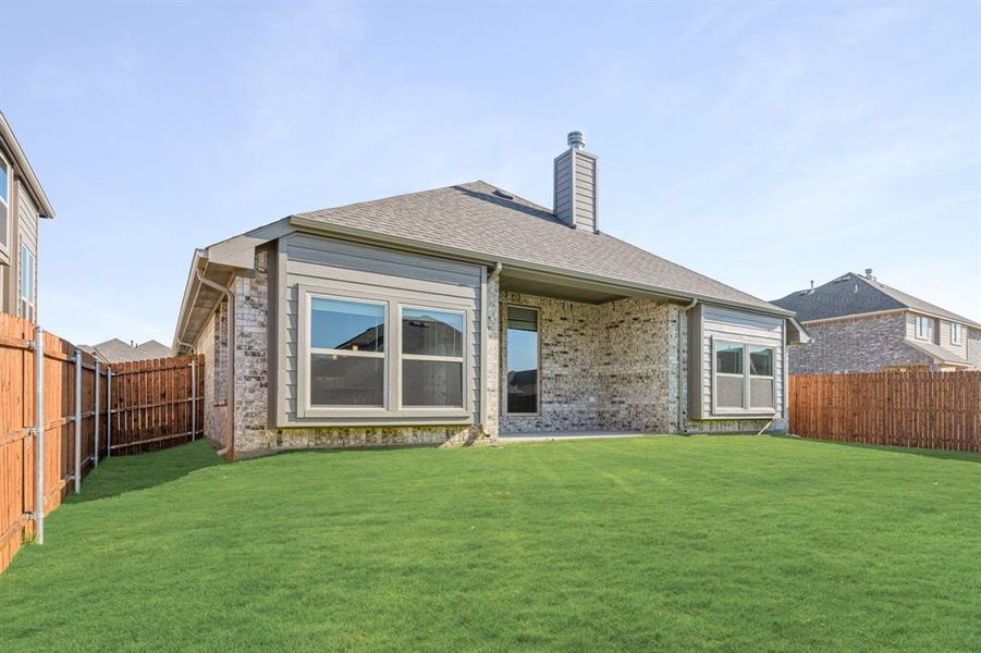 Exterior details and patio area of a home in Eagle Glen 50, Alvarado (Image 4).