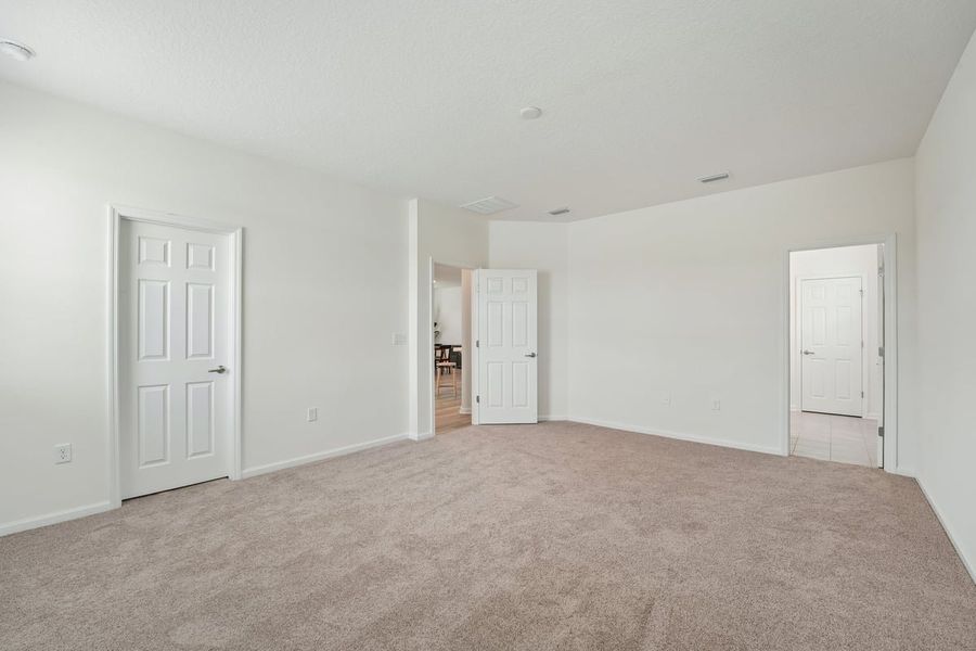 Spacious, unfurnished interior of a new home in Hawkes Meadow, Jacksonville (Image 16).