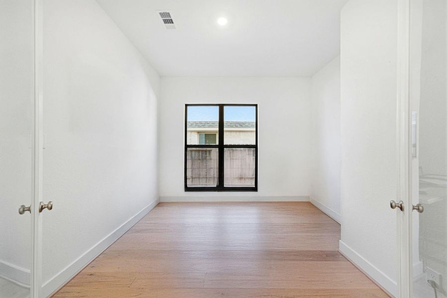Spacious, unfurnished interior of a new home in Sienna, Missouri City (Image 21).